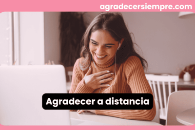 Agradecer a distancia: Formas de conectarte con tus seres queridos en la era digital 10 Mujer joven sonriendo mientras agradece a distancia por videollamada, con gesto de gratitud.